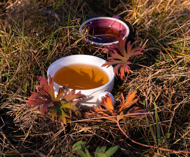 tazze di tè con foglie