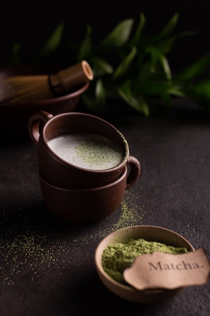 Tazze di tè verde matcha con latte