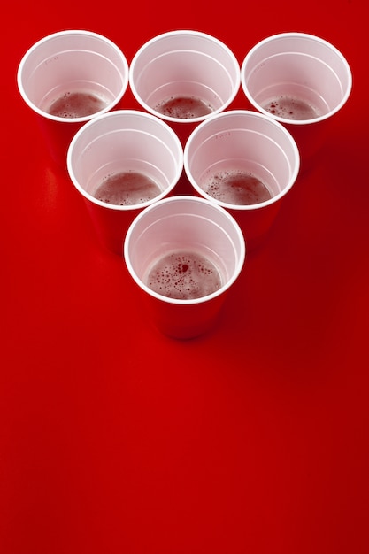 Tazze e palla di plastica. Gioco del beer pong