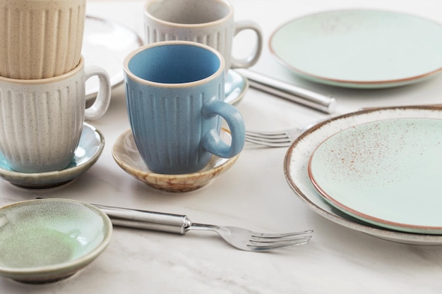 Tazze e piatti in ceramica su tavolo in marmo bianco
