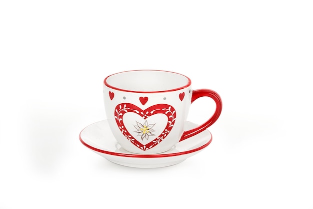 Tazze in ceramica per caffè o tè su sfondo bianco con vari disegni e vari colori.