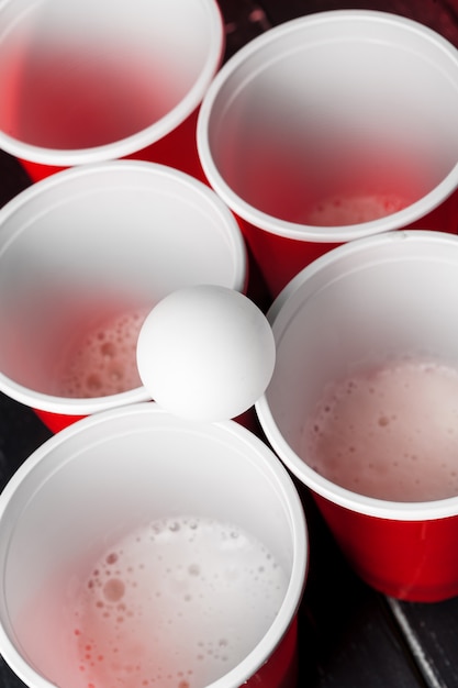 Tazze per gioco Beer Pong sul tavolo