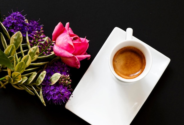 Tazzina di caffè con decorazioni floreali