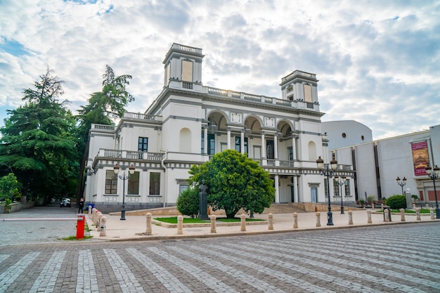 Tbilisi, Georgia - 1 agosto 2021: Teatro su Agmashenebeli Avenue a Tbilisi. Cultura