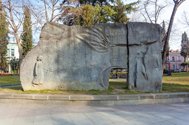 Tbilisi Georgia 18 febbraio 2023 Monumento in memoria degli eroi delle rivoluzioni a Tbilisi