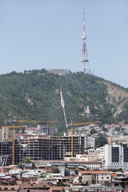 TBILISI, GEORGIA, 18 luglio 2017: Torre televisiva di Tbilisi sul monte Mtatsminda
