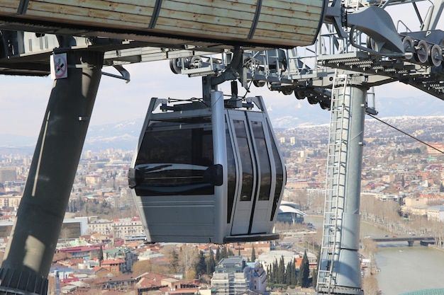 Tbilisi Georgia 25 marzo 2022 Cabina della funivia alla stazione della funivia