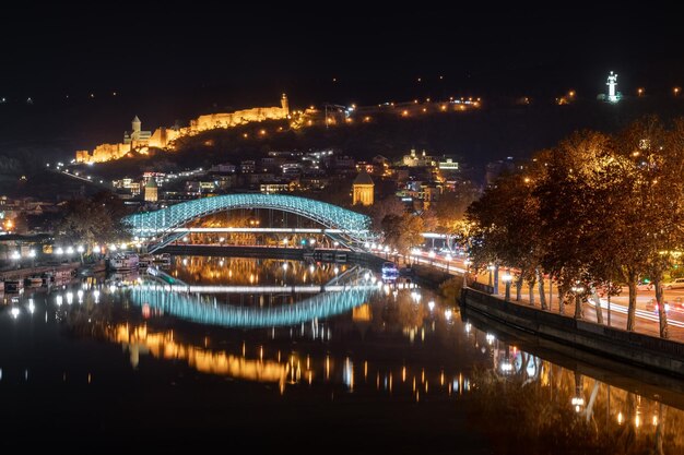 Tbilisi Georgia 4 dicembre 2021 Fortezza di Narikala e ponte illuminato della pace