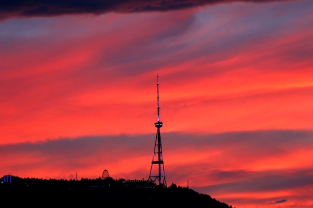 TBILISI tramonto colorato e torre della TV