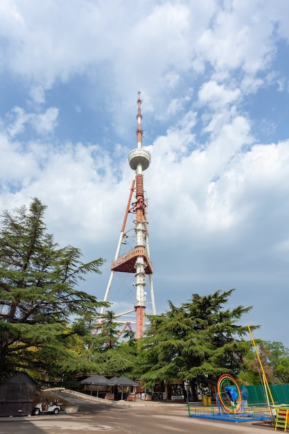 Tbilisi TV Broadcasting Tower sul monte mtatsminda, Georgia