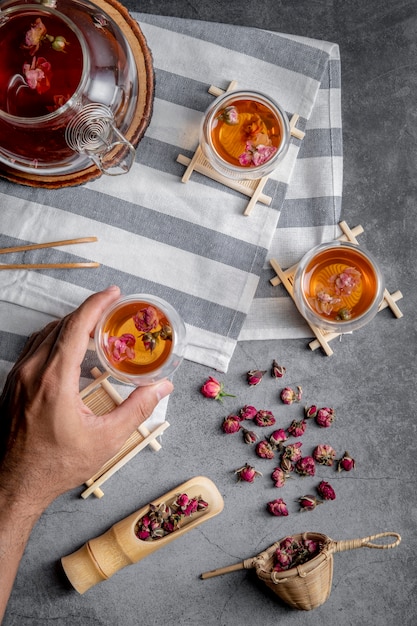 Tè a base di petali di rosa tea in bicchieri e un barattolo