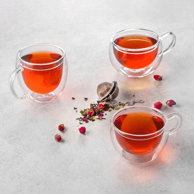 tè a fiori in tazze di vetro su uno sfondo bianco concetto di tè