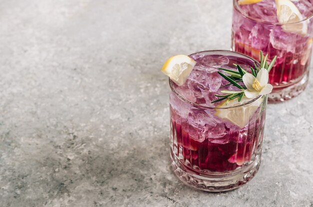 Tè ai fiori di pisello di farfalla con limonata ghiacciata al limone viola bevanda a base di erbe disintossicante salutare