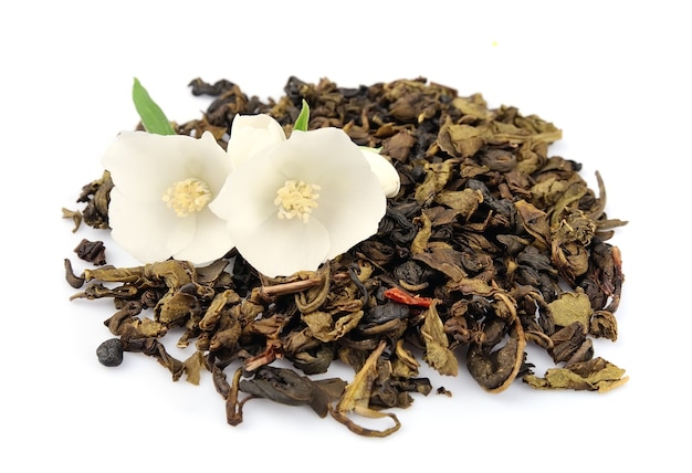 Tè al gelsomino con fiori di gelsomino freschi