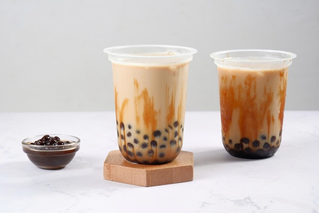 Tè al latte Boba o tè al latte di Taiwan con bolla su sfondo bianco