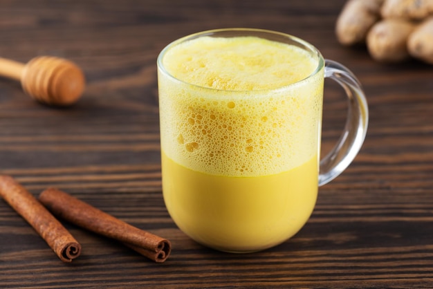 Tè al latte di curcuma montato con latte di mandorla, zenzero, curcuma e zucchero alla cannella e senza lattosio