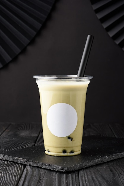 Tè al latte di Taiwan con bolle su fondo di legno