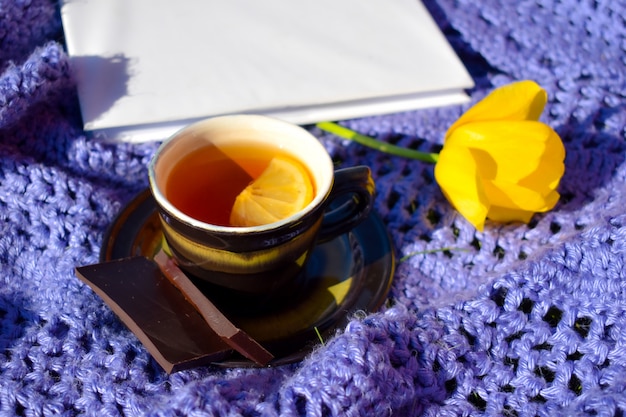 tè al limone e fiori su una coperta