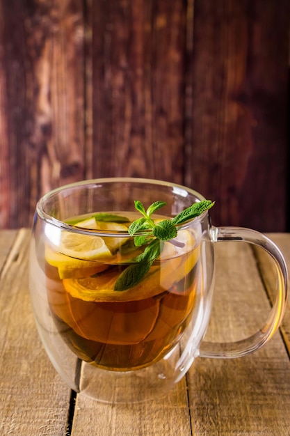 Tè al limone e menta in tazza trasparente Medicina alternativa Bevanda calda per il relax