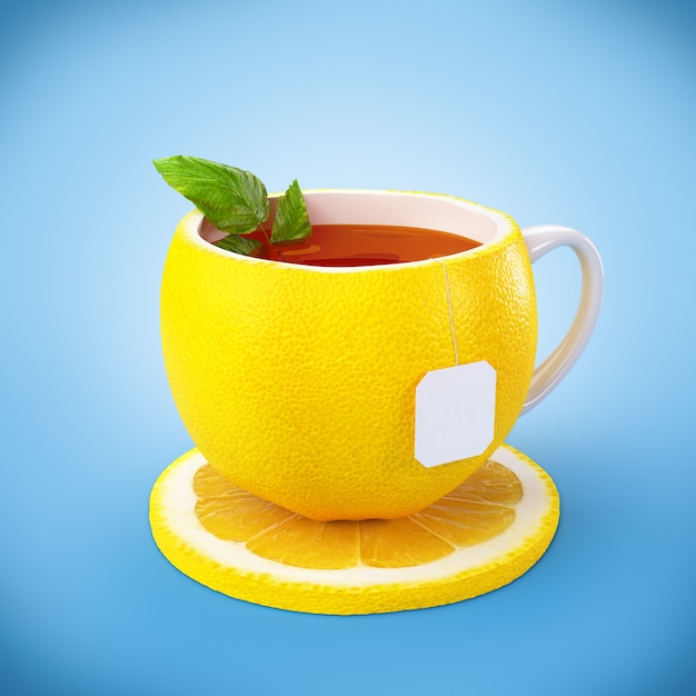 Tè al limone sulla tazza gialla con piattino al limone