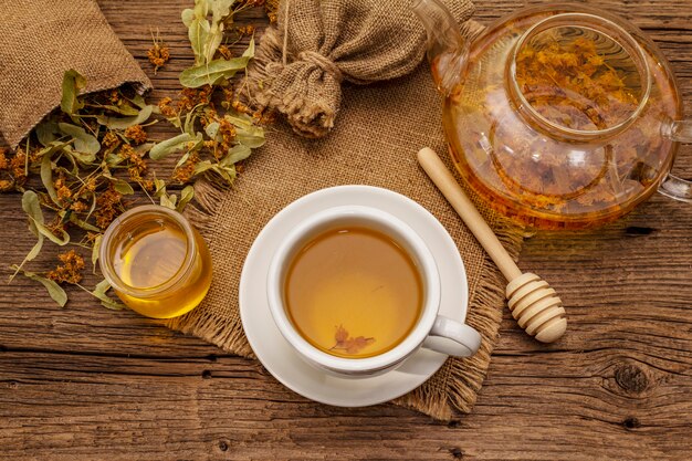 Tè al Linden. Fiori secchi e profumati. Colazione mattutina soleggiata. Bevanda calda per rafforzare il sistema immunitario, medicina alternativa