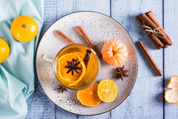 Tè al mandarino con cannella e anice in una tazza sul tavolo Dieta antiossidante Vista dall'alto