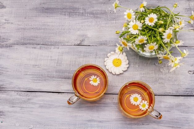 Tè alla camomilla. Fiori freschi, concetto di bevanda calda estiva. Medicina alternativa, stile di vita