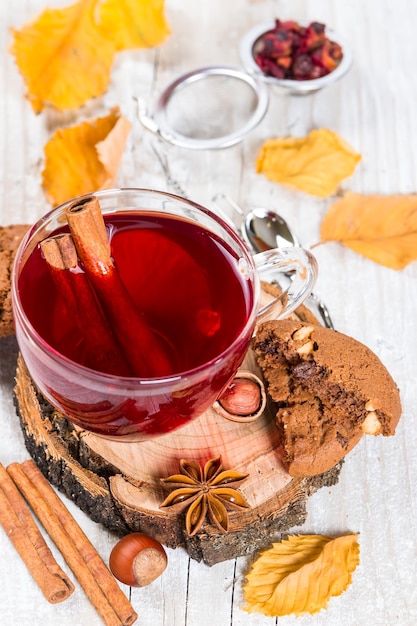 Tè alla frutta aromatizzato con cannella su fondo di legno