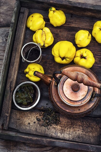 Tè alla frutta con mele cotogne