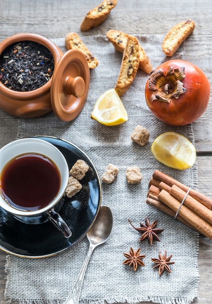 Tè alla frutta con spezie e biscotti