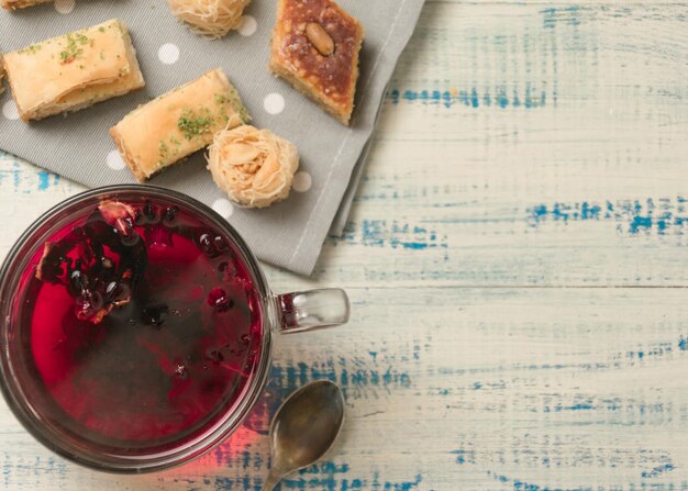 Tè alla frutta e dolci orientali su fondo di legno