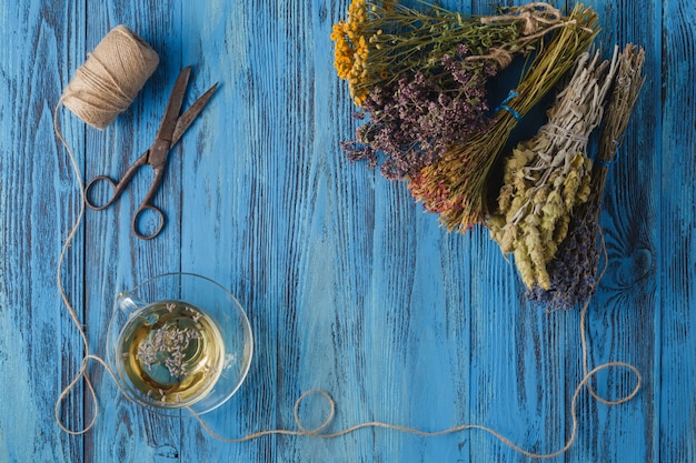 Tè alla lavanda aromatico e mazzo di lavanda