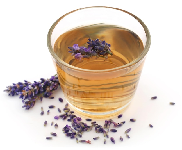 Tè alla lavanda con fiori su sfondo bianco