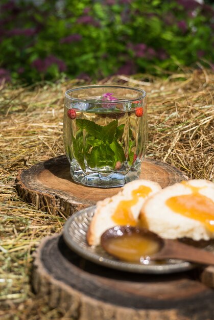 Tè alla menta e fragole in un bicchiere