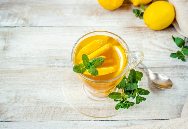 Tè alla menta e limone. Messa a fuoco selettiva