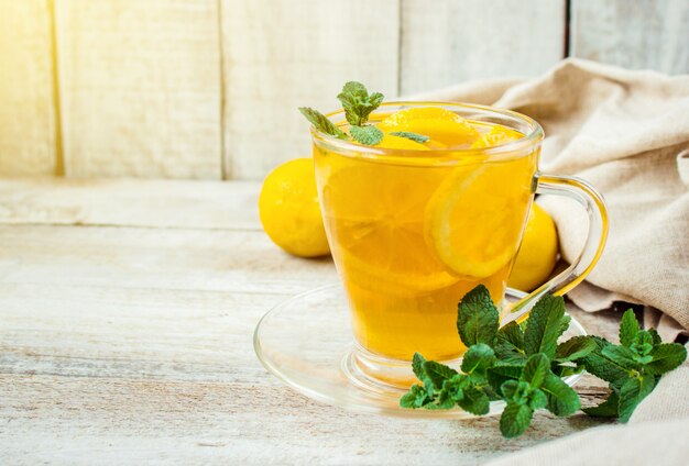 Tè alla menta e limone. Messa a fuoco selettiva