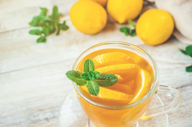 Tè alla menta e limone. Messa a fuoco selettiva