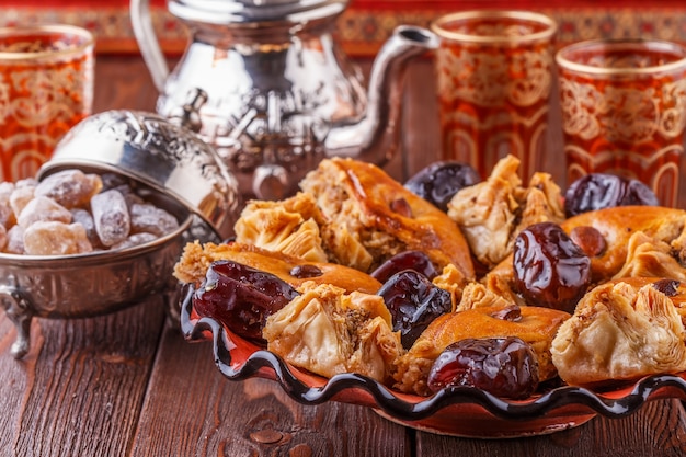 Tè alla menta marocchino nei tradizionali bicchieri con dolci