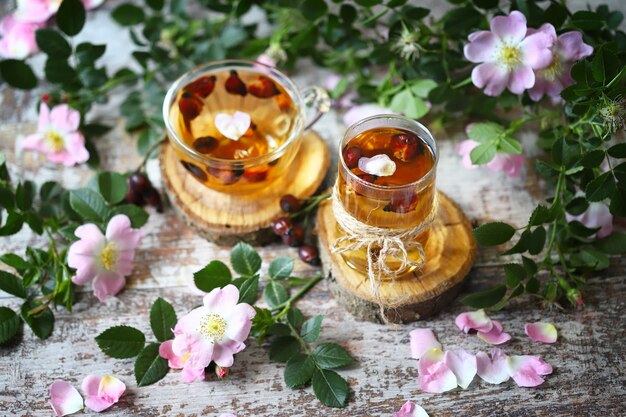 Tè alla rosa canina con fiori