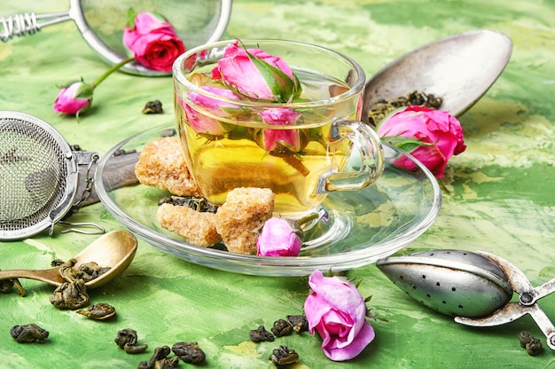 Tè alle erbe con petali di rosa tea