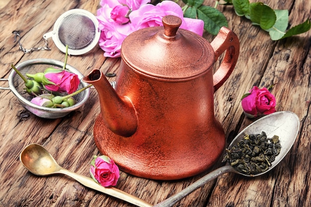 Tè alle erbe fatto con petali di rosa tea