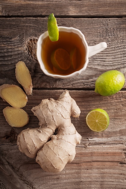 Tè allo zenzero con lime in una tazza bianca