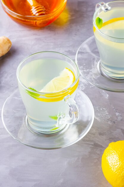 Tè allo zenzero con limone e menta in tazze di vetro