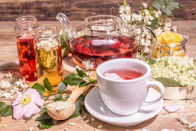 Tè assortiti a base di fiori. Sambuco fresco, rosa canina e acacia. Concetto di cibo sano. Vecchie tavole di legno sfondo, copia spazio