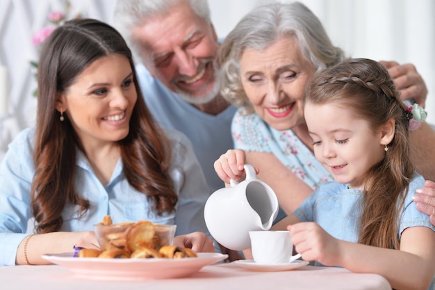 Tè bevente della bella famiglia felice