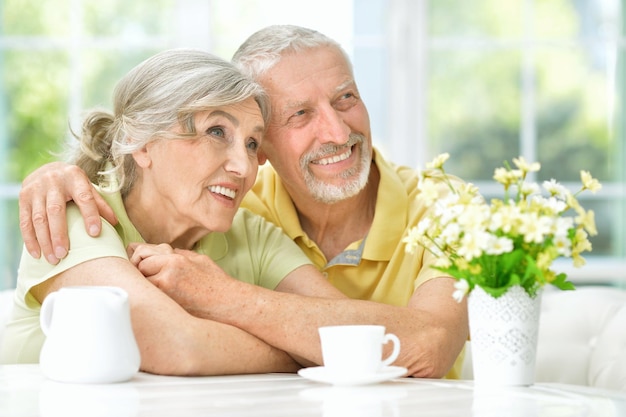 Tè bevente delle coppie senior felici alla cucina