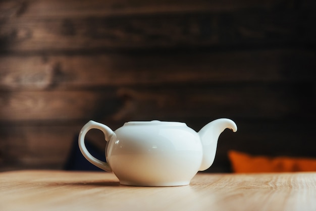 Tè bianco su un tavolo di legno. Fotografia pubblicitaria.