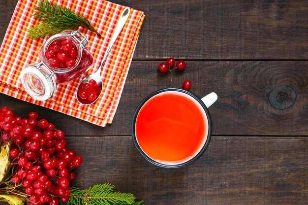 Tè caldo ai frutti di bosco in una tazza bianca