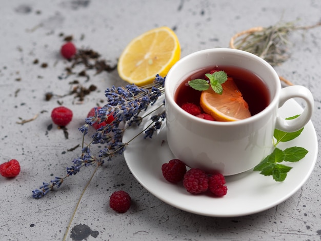 Tè caldo ai frutti rossi con lampone, limone e lavanda