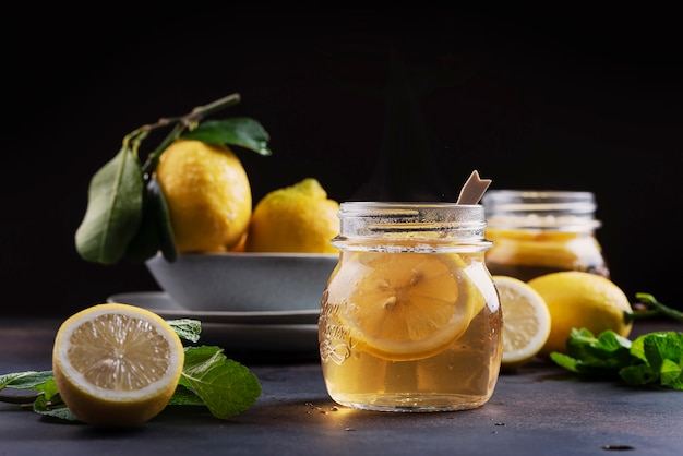 Tè caldo al limone con menta